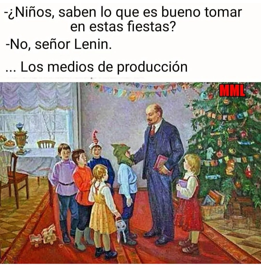 meme con una pintura en la parte inferior que representa una escena navide&ntilde;a antigua con ni&ntilde;os en trajes coloridos en la sala de una casa que estan escuchando el &uacute;nico adulto presente: Lenin. en la parte superior est&aacute; escrito un di&aacute;logo que sigue as&iacute;:
" - &iquest;Ni&ntilde;os, saben lo que es bueno tomar en estas fiestas?
- No, se&ntilde;or Lenin.
- Los medios de producci&oacute;n."